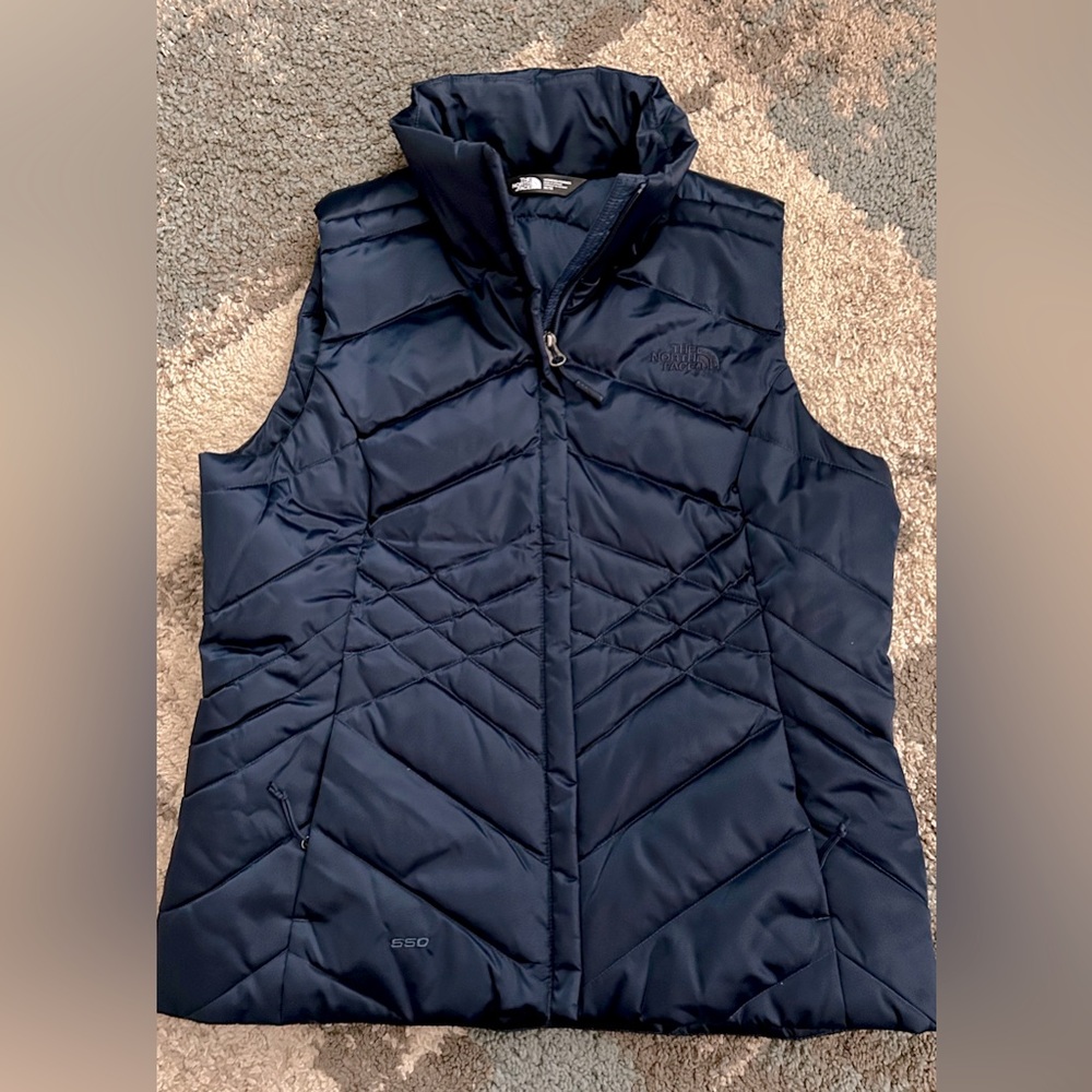 North Face vest. women size M, never worn, no tags